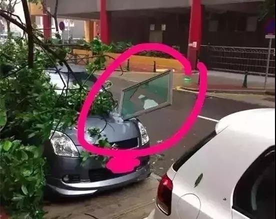 窗戶(hù)砸到汽車(chē)